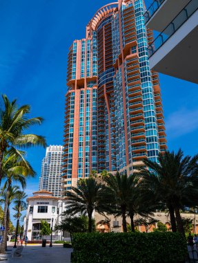 Miami Plajı 'ndaki gökdelen. Miami 'de pahalı bir yer. Okyanus kenarında yaşam.