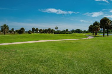 Golf sahalarında yürüyüş yolu. Bir park. Amerika 'daki golf kulübü. Golf için yeşil çimen.