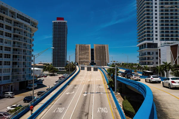Miami, USA - MAI 2020: Automobilroute in Miami. Schöne Straße für Autos. — Stockfoto