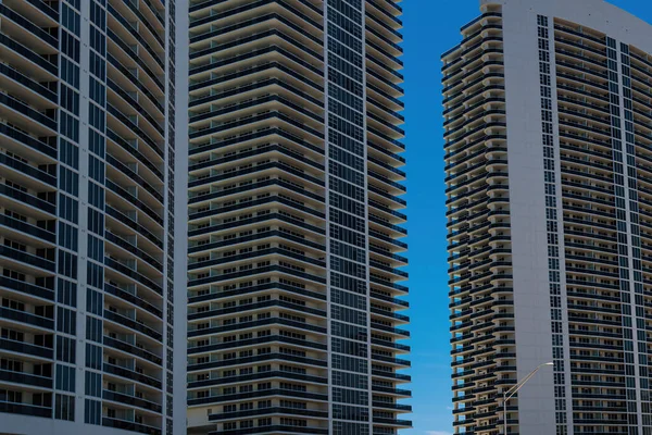 Miami, Estados Unidos - MAYO 2020: Apartamentos en rascacielos. Casas altas, bienes raíces. Bienes raíces caros de Estados Unidos. Inversiones. —  Fotos de Stock