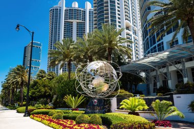 Sunny Isles, Florida, ABD - Mayıs 2020: Miami FL 'in dışındaki Sunny Isles Sahili' nde bulunan Collins Bulvarı 'nda 347 adet satış ve kiralama tesisi için Trump International Beach ana girişi.