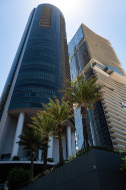 SUNNY ISLES BEACH, ABD - Mayıs 2020: Collins Bulvarı, Florida 'dan Porshe tasarım kondominyumu.