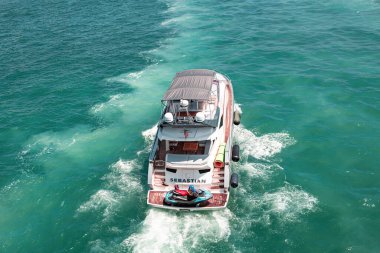 MIAMI, FLORIDA, ABD - Mayıs 2020: lüks yat Sebastian. Tropikal egzotik turkuaz denizde hava manzaralı Super Yat.