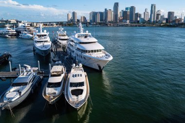 MIAMI, FLORIDA, ABD - Mayıs 2020 Miami limanındaki mega yatların çarpıcı görüntüsü.
