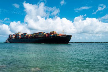 Miami Beach, Florida, ABD - 22 Mayıs 2020 Transatlantik teslimatlar. İş için. Kargo gemisi. Konteyner kargo gemisi, ihracat ticaret ticaret ticaret lojistik ve ulaşım.