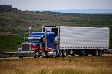 Arizona, ABD - Mayıs 2020: Amerikan kamyonu. Amerikan tarzı bir kamyon otobanda yük çekiyor. Ulaşım teması. Yol arabaları teması.