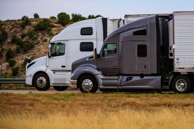 Arizona, ABD - Mayıs 2020: beyaz ve gri kamyonlar yolda. Mal ve kargo teslimatı. Şehirlerle ülkeler arasında iş.