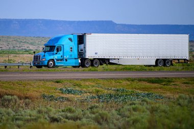 Arizona, ABD - Mayıs 2020: Güzel mavi kamyon. Yollarda Amerikan kamyonları.