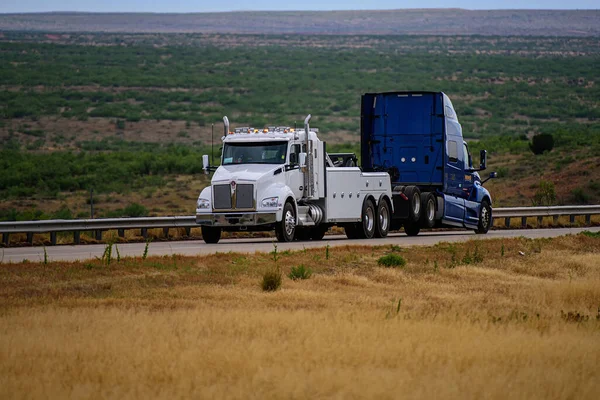 Seguimiento de los transportes en los Estados Unidos. Camiones en carreteras americanas. Entrega. Reparación de camiones. —  Fotos de Stock