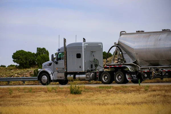 Arizona, EUA - Maio de 2020: entrega de combustível. Camiões nas estradas americanas. Negócios e transportes. — Fotografia de Stock
