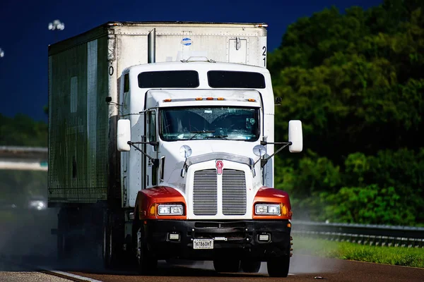 Αριζόνα, ΗΠΑ - Μάιος 2020: Φορτηγό Κένγουορθ. Δουλειά σε φορτηγά. Αμερικανοί φορτηγατζήδες. Όμορφο λευκό Κένγουορθ.. — Φωτογραφία Αρχείου