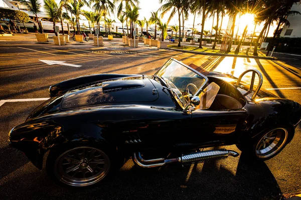 Miami, Florida, EUA - JUNHO 2020: Super carro. Belo carro caro. Cavalo-força. Noite vida de luxo. — Fotografia de Stock