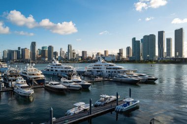 Lüks yatları olan güzel deniz manzaralı bir körfez. Miami yaşam tarzı.