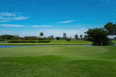 Büyük bir şehirde golf sopası. Pahalı bir spor. Lüks spor.