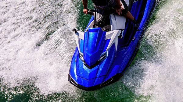 Velocidad en el océano. Jetski. Hermoso deporte en las olas del océano. Turista en moto acuática. Descansa en el océano. Vacaciones de verano. —  Fotos de Stock