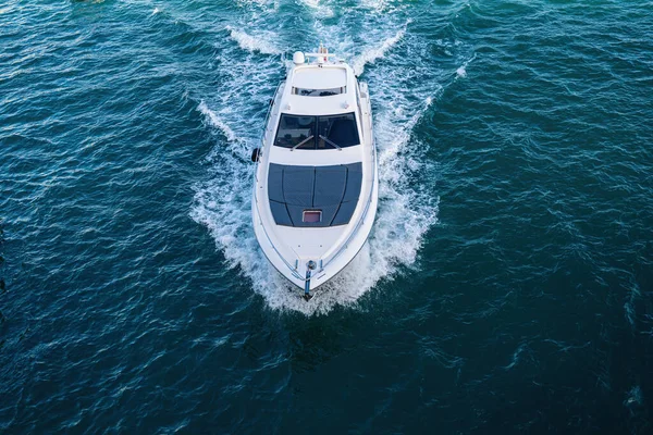 Yate en el océano en Estados Unidos. Vista aérea del lujoso barco flotante. Barco blanco en bahía marina, agua azul. Vista superior desde el dron del yate. Un crucero de lujo. Paisaje marino con lancha a motor. — Foto de Stock