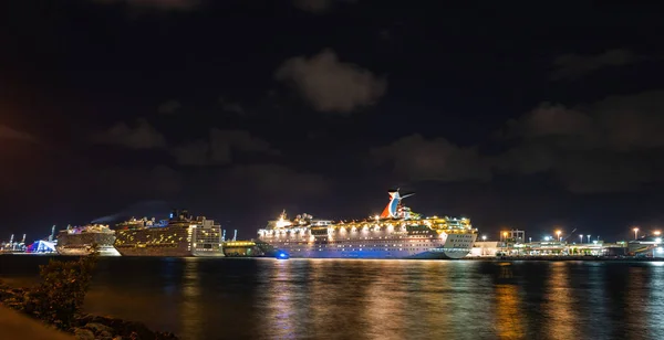 Miami, Florida, EE.UU. - MAYO 2020: Gran crucero blanco atracado en el puerto de Miami por la noche. Gran crucero de lujo en agua de mar por la noche con luz iluminada atracada en el puerto de Miami. — Foto de Stock