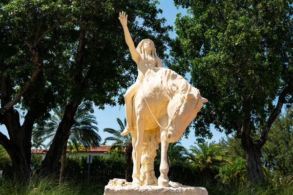 Miami Beach, Florida, USA - May 21, 2020: A statue of an Indian man on a horse. Native Americans. Warriors. US history. — Stock Photo, Image