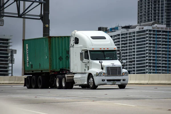 Arizona, VS - mei 2020: Freightliner truck. op de wegen van Amerika. Zaken en vervoer. Goederenvervoer. — Stockfoto