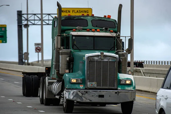 Arizona, USA - maj 2020: Vacker grön lastbil på vägarna i Amerika. Affärer och transport. Godstransport. — Stockfoto