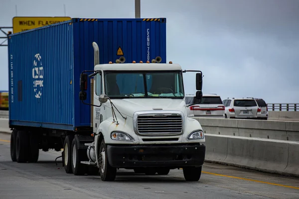 Αριζόνα, ΗΠΑ - Μάιος 2020: Φορτηγό Freightliner. στους δρόμους της Αμερικής. Επιχειρήσεις και μεταφορές. Μεταφορές εμπορευμάτων. — Φωτογραφία Αρχείου