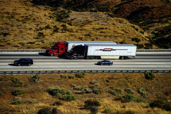 Αριζόνα, ΗΠΑ - Μάιος, 2020: Όμορφα φορτηγά στο δρόμο στη μέση της ερήμου της Αριζόνα στις Ηνωμένες Πολιτείες. — Φωτογραφία Αρχείου