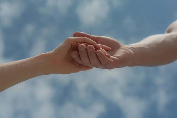 Manos en el fondo del cielo. Humanidad y ayuda mutua. Amistad. — Foto de Stock