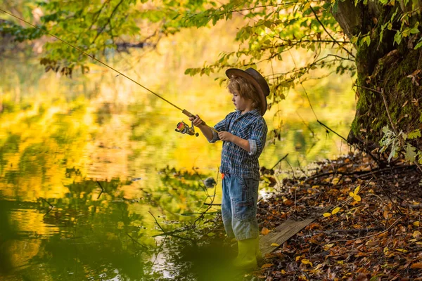 Pesca y lago forestal. Otoño y naturaleza. Vacaciones al aire libre Entretenimiento en lugar de artilugios. — Foto de Stock