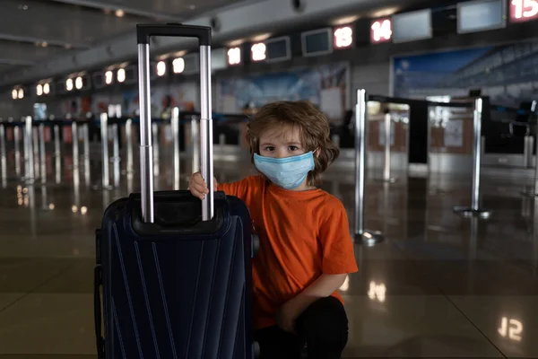 Дитина в масці в аеропорту. Подорож під час пандемії. Віруси та соціальна відстань . — стокове фото