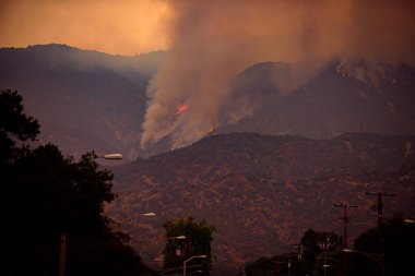 11 Eylül 2020 'de ABD' de çıkan yangınlar. Kuzey Los Angeles 'taki dağlarda yangın ve duman.
