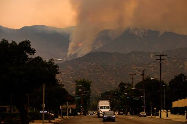 Los Angeles, Kaliforniya, ABD - 10 Eylül 2020: Körfez Bölgesi ve Los Angeles boyunca yangınlar. Yangın ve sıcaklık California 'yı vurdu. Olağanüstü hal. Büyük yangınlar başladı..