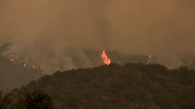 Şehrin Yakınındaki Los Angeles Yangını. Kaliforniya Vahşi Ateşi. Amerika 'da yangınlar. Kaliforniya dağlarında duman ve ateş. Yanan yangınlar, havaya duman bulutları salıyor..