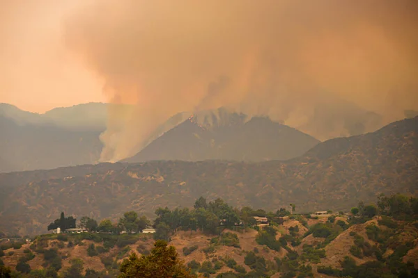 Fires in the United States on September 11, 2020. Fire and smoke in the mountains in northern Los Angeles. — Stock Photo, Image