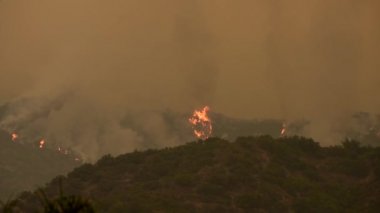 Şehrin Yakınındaki Los Angeles Yangını. Kaliforniya Vahşi Ateşi. Amerika 'da yangınlar. Kaliforniya dağlarında duman ve ateş. Yanan yangınlar, havaya duman bulutları salıyor..