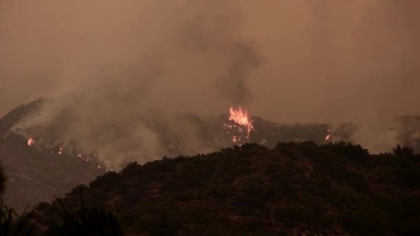 Жахливий дим у повітрі Каліфорнії. Пожежі в Сполучених Штатах у 2020 році, в горах, на півночі Лос - Анджелеса.. — стокове відео