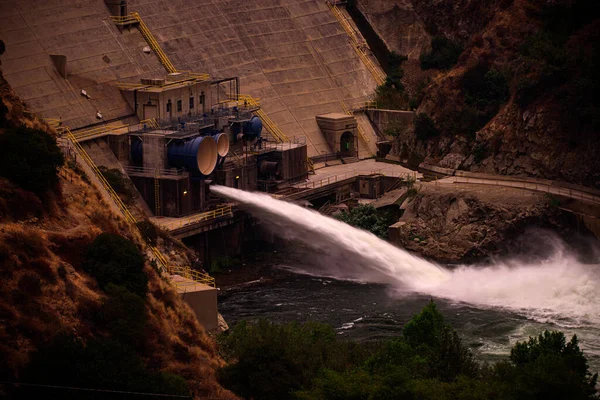 Morris Reservoir Dam em San Gabriel Canyon Rd, Azusa perto de Los Angeles, na Califórnia. EUA água nas montanhas. Recursos naturais e barragens. — Fotografia de Stock