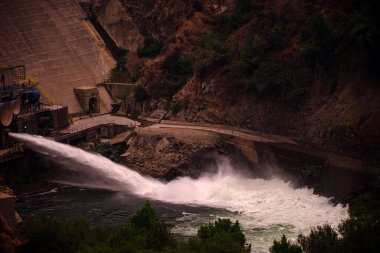 Dağlardaki ABD suları. Doğal kaynaklar ve barajlar. San Gabriel Canyon Yolu 'ndaki Morris Barajı. Azusa, Los Angeles' a yakın..