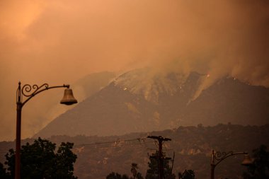 Kaliforniya dağlarında ateş ve duman. Orman yangınları. Hava kirliliği. Zehirli duman. Amerika 'da yangınlar. İklim değişikliği.