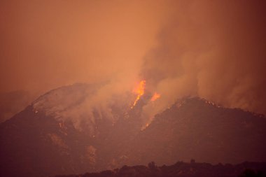 Kaliforniya dağlarında ateş ve duman. Orman yangınları. Hava kirliliği. Zehirli duman. Amerika 'da yangınlar. İklim değişikliği.