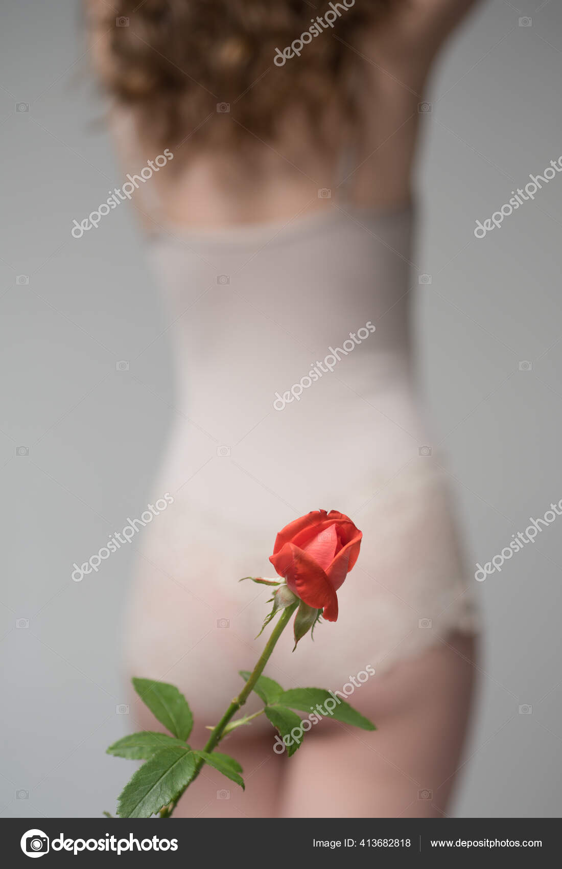 处女膜 处女。红色的玫瑰和女孩的轮廓。处女膜的概念。少女妇科医生。亲密的卫生。女孩子穿内衣。日期及首晚. ——图库图片© hannatv #413682818