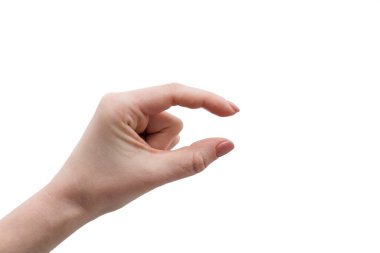 Boyutunu gösteren bir el hareketi, beyaz arka planda izole edilmiş bir hareket. Görünmez nesneleri ölçen kadın eli. Kadın eli manikürlü, kızlar avuç içi hareketi yaparken yakın çekim bir şey gösteriyor.