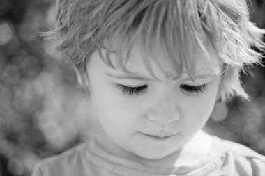 Üzgün çocuk. Öğrenci çocuk. Güzel yüz, çocukların portresi..