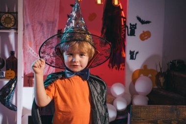 Cadılar Bayramı kostümü giymiş bir çocuk. Tatiller ve mutlu çocuklar. Cadılar Bayramı 'nda bir çocuğun portresi.