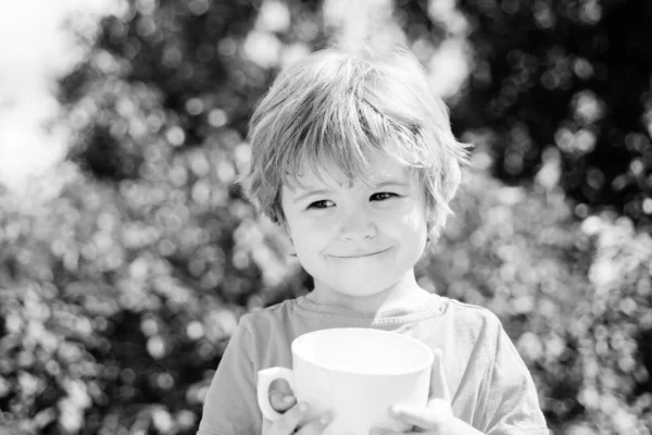 Šťastné dítě s šálkem mléka nebo čaje. Dětský drink. — Stock fotografie