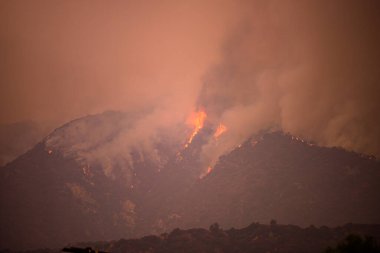 Kaliforniya dağlarında ateş ve duman. Orman yangınları. Hava kirliliği. Zehirli duman. Amerika 'da yangınlar. İklim değişikliği.