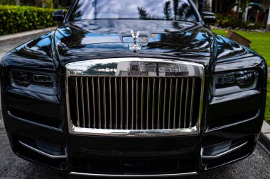 Miami, Florida, ABD - Haziran 2020 Rolls Royce 'un ünlü arabası. Süper araba. Güzel, pahalı bir araba. Beygir gücü.