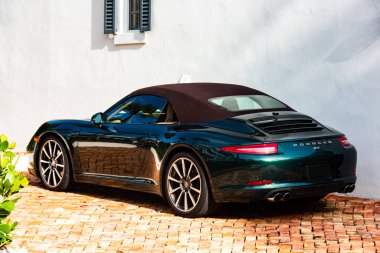 Miami, Florida, ABD - Haziran 2020 Porsche 911 logosu. Turbo Cabriolet. Süper araba. Güzel, pahalı bir araba. Beygir gücü.