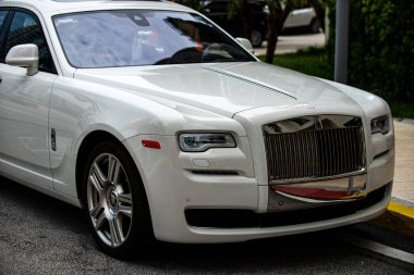 Miami, Florida, ABD - Haziran 2020 Beyaz Rolls Royce. Süper araba. Güzel, pahalı bir araba. Beygir gücü. Klasik İngiliz arabası Florida caddesinde.