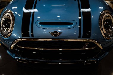 Miami, Florida, ABD - 20 Haziran Mini Cooper logosu. Süper araba. Güzel, pahalı mavi bir araba. Beygir gücü.
