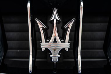 Miami, Florida, ABD - Haziran 2020 Maserati logosu. Süper araba. Güzel, pahalı bir araba. Beygir gücü.